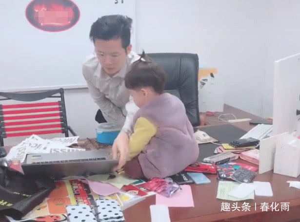霸道总裁|“霸道总裁奶爸”上班带娃两不误火了,萌娃坐在桌上已放飞