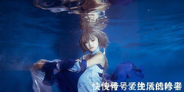 cos|女生水底COS洛天依,竟能睁着眼睛,网友:好难啊,做不到!