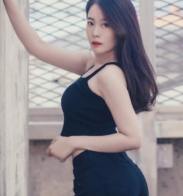 街拍 漂亮的牛仔裤美女,气质高雅恬静,穿搭出优雅魅力!