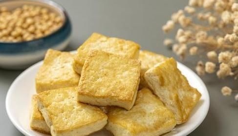 煎豆腐,切忌直接下油锅,下锅前多做一步,豆腐不碎不粘锅