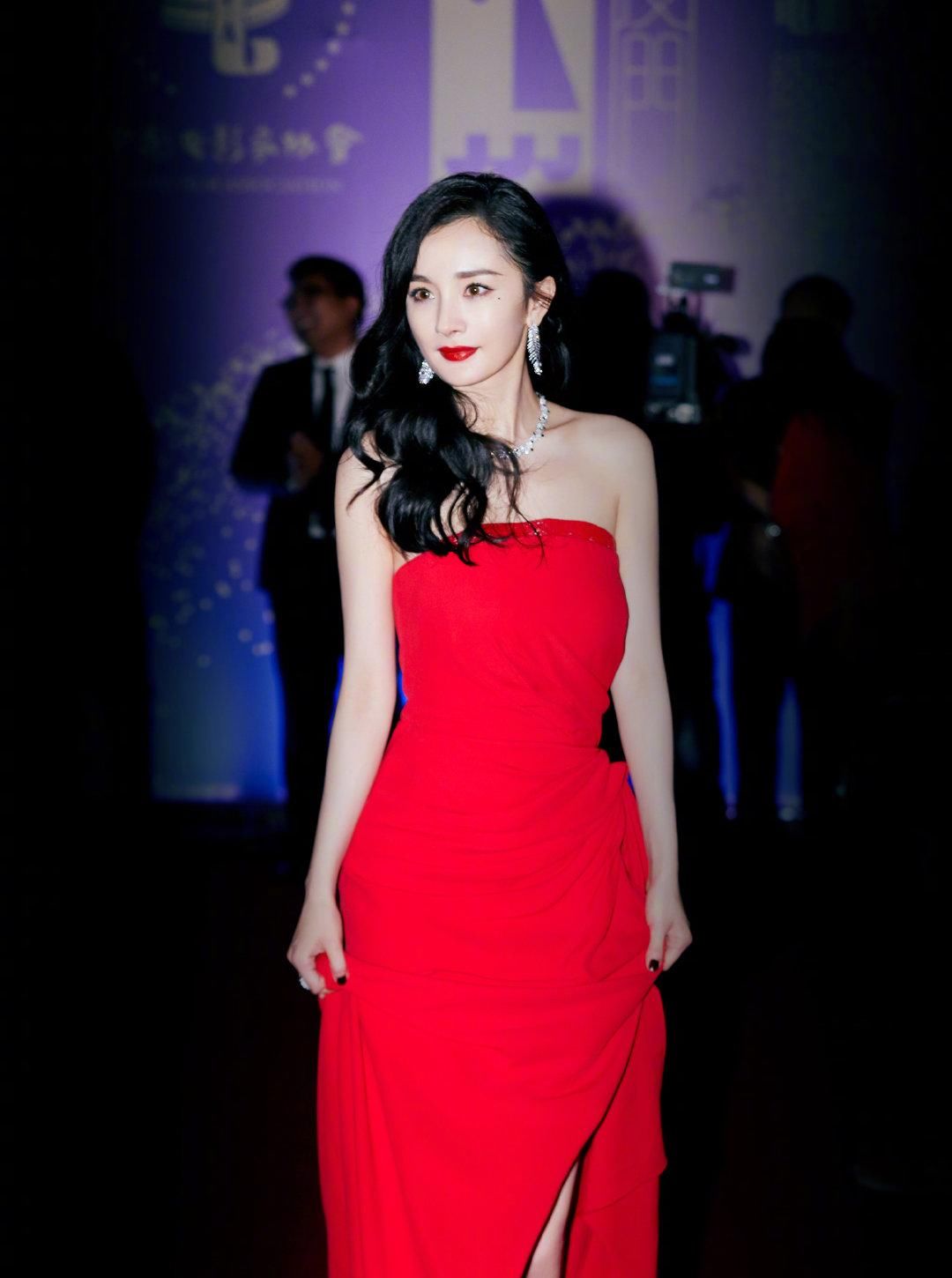 照片|欧阳娜娜摄影师火啦，杨幂和迪丽热巴的照片被网友质疑像游客照：摄影师滚！