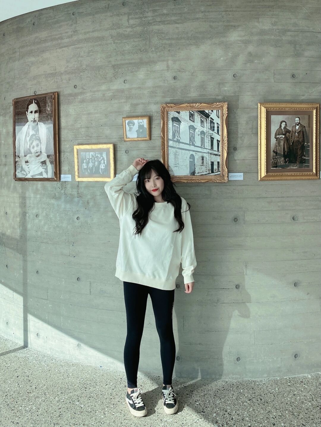 纤细|身材纤细的美女, 一件白色宽松上衣配紧身长裤, 休闲又时尚