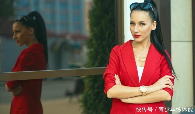 气质感|女人戴手镯还是手表好看三个理由告诉你,别再戴错让人笑话!