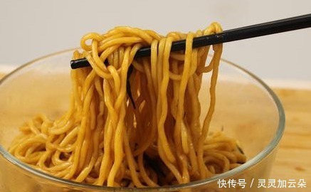 做葱油拌面,牢记“2要1不要”口诀,面条鲜香入味,越吃越好吃!