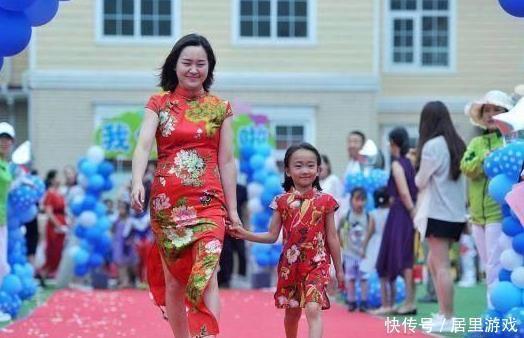 幼儿园|幼儿园举办毕业典礼,宝妈带着孩子争奇斗艳,网友:“拼妈”时代