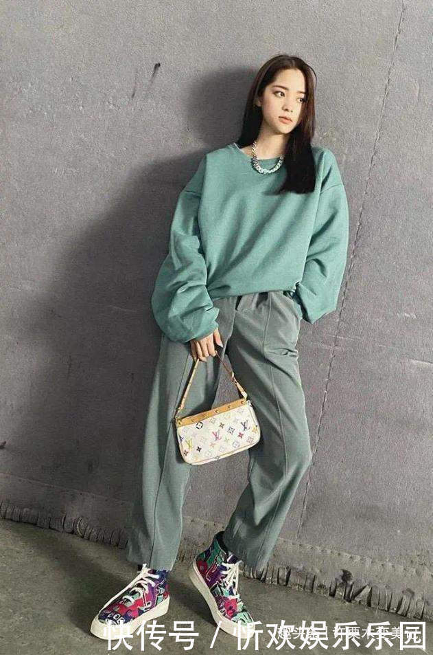 女人过了40岁尽量别穿卫衣配阔腿裤,推荐孟晚舟5套搭配,真优雅