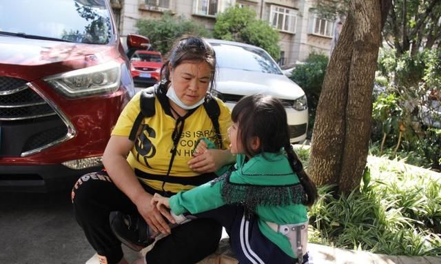 蕊蕊|女孩两岁仍不会走路说话,7岁时的智商只有1岁,妈妈为她寻重生路