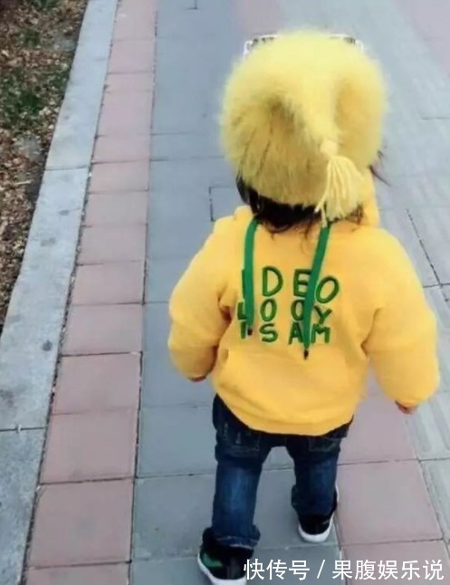 宝爸|爸爸给宝宝把衣服穿反了,妈妈刚想大骂,宝宝转身立马笑喷