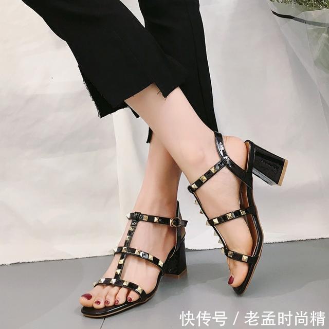 漂亮女人要懂得拒绝平庸,今年流行铆钉凉鞋,分分钟“扎”你心