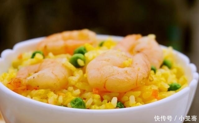 这样做蛋炒饭太好吃了,只需多加这一步,米饭粒粒分开还都裹着蛋