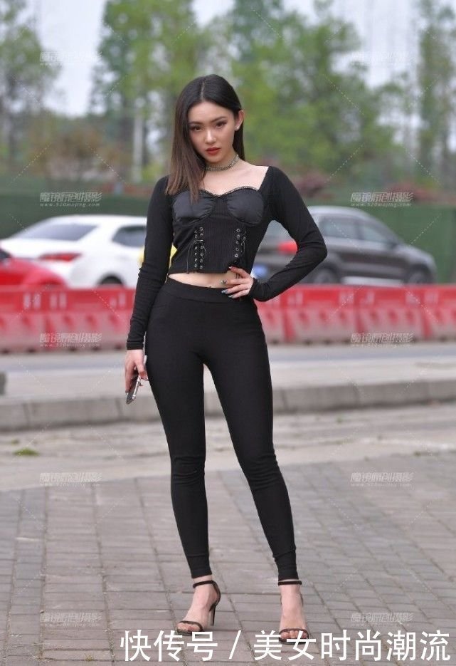 紧身裤|今年流行的紧身裤,搭配性感露脐上衣,成为街上的亮点