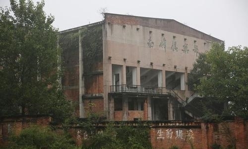 建筑物|陕西一老牌军工厂，周围花丛盛开，但建筑风吹雨淋破烂不堪