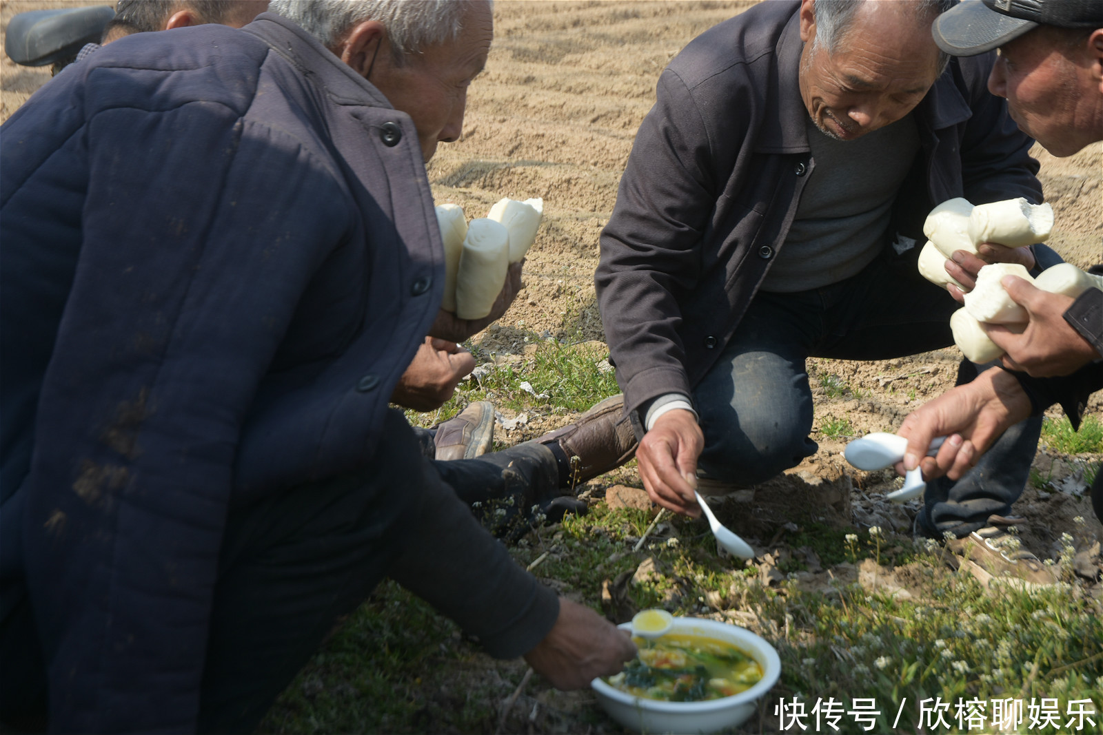 馒头|农村难得一见的大锅饭,一手捏3个馒头蹲地吃,场面壮观