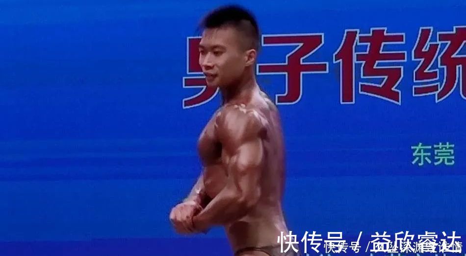 小哥|从格斗到撸铁,眼镜肌肉男大秀好身材,8块腹肌公狗腰,羡慕