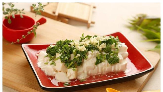 红芽|凉拌香椿芽时，需要先焯水吗？教你好吃的做法，香椿芽鲜美又入味
