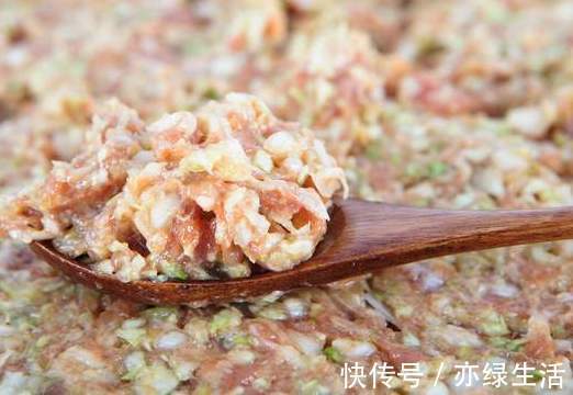 大厨|给肉馅去腥别再用料酒了，大厨教你一个妙招，肉馅鲜香又多汁