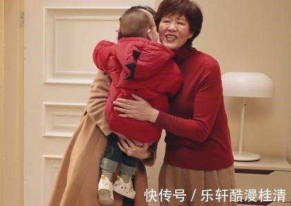 袁灵犀|魏秋月带儿子看望郎平!排球女神颜值高,小家伙喊姥姥,送上一吻