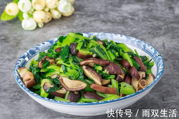 爽脆|天热多吃蔬菜,炒青菜时,不要直接下锅,学会2招,爽脆不发黑