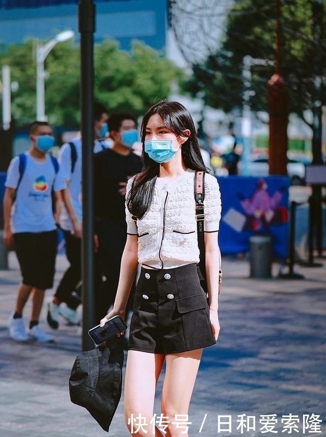 小心|街拍:小心机女孩的穿搭技巧,她们的穿搭有着独特魅力和个性特征