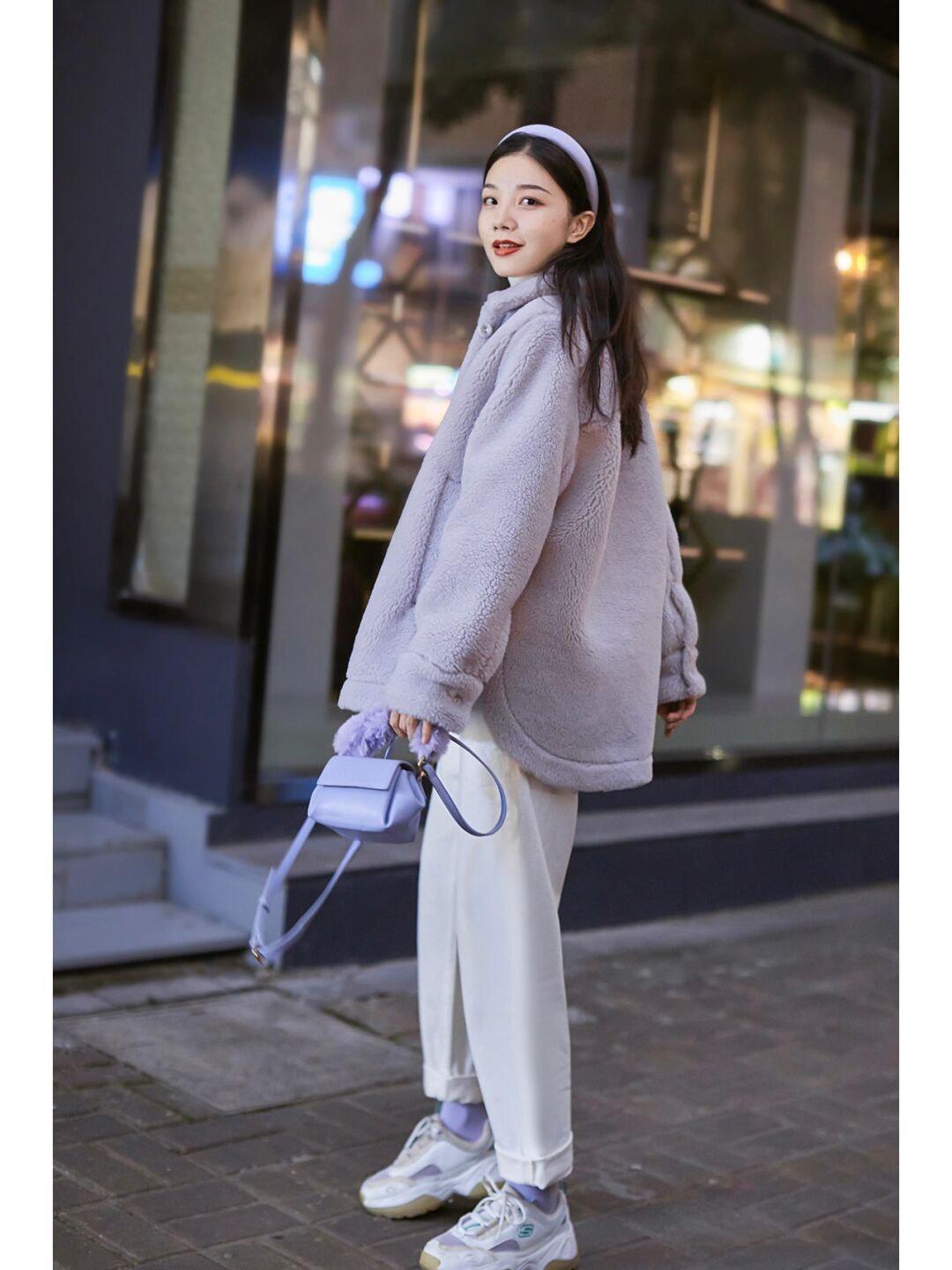 外套 今天偷偷分享一些私藏的秋冬保暖搭配,香芋紫外套+白色牛仔裤保暖又时尚!