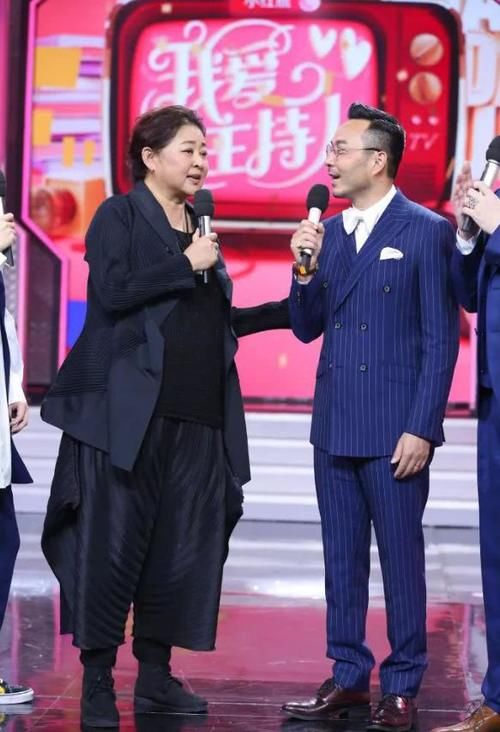  下巴|王小丫变瘦了！扎马尾辫穿黑色套装尖下巴抢镜，年过半百气质优雅