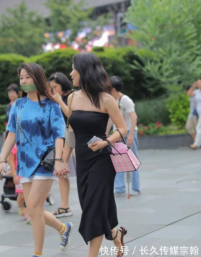 v领|大方优雅的小黑裙，独特剪裁，加宽松裙摆更显高级质