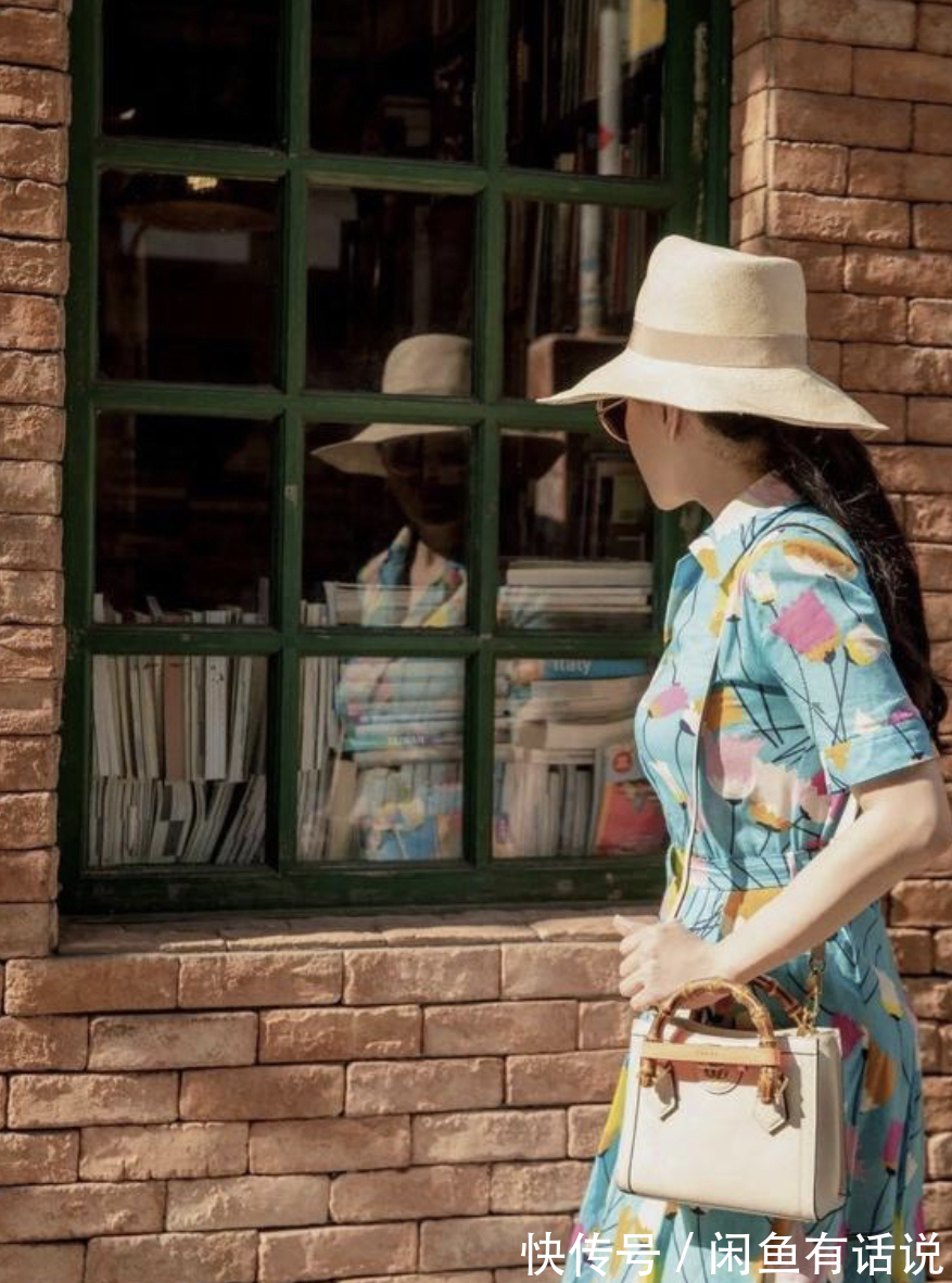 碎花|章小蕙有名媛气质,穿碎花“大妈裙”也不俗气,看着不像快60的人