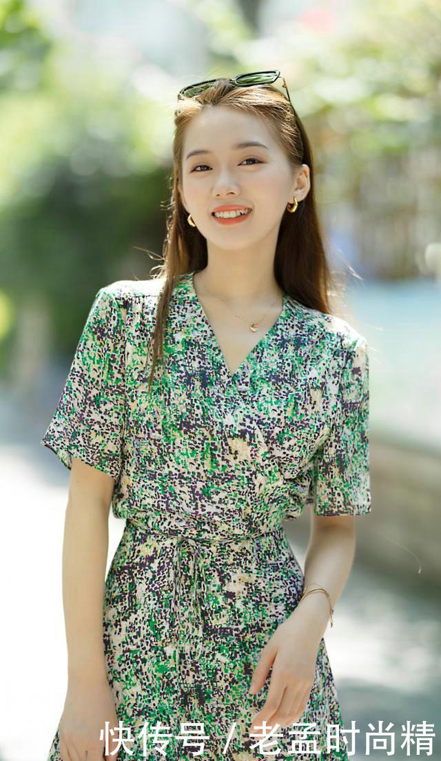 优雅|通勤装穿搭选择碎花连衣裙,举手投足中带着优雅与美好