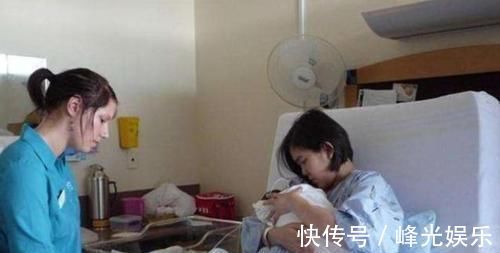 妈妈|“最有派头”宝宝出生后,第一件事是跟妈妈击掌:辛苦妈妈了
