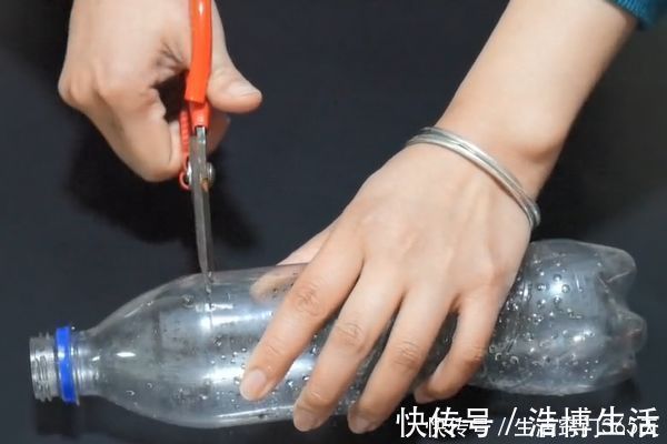 把塑料瓶粘在扫把上，放在阳台省钱又实用，全家人都要抢着用！