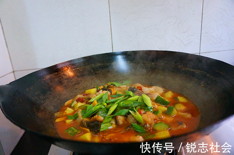 蒜苗叶|在家做香辣砂锅鱼，鲜香四溢，美味可口