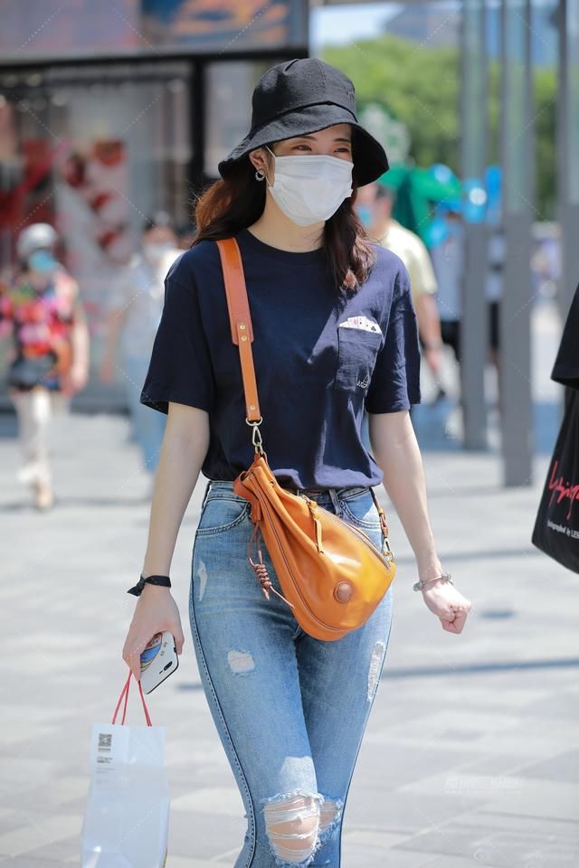 女生都偏爱破洞牛仔裤，搭配简约又显身材，轻松穿出美的背影