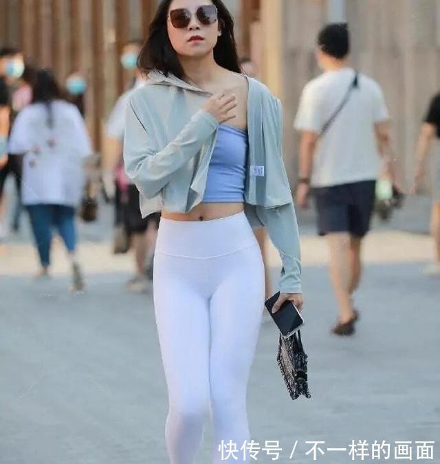 秋冬|灰色打底裤搭配黑色上衣,减龄显瘦,短款更显苗条