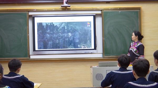 红歌！望谟县民族中学：“音乐+党课”传承红色基因