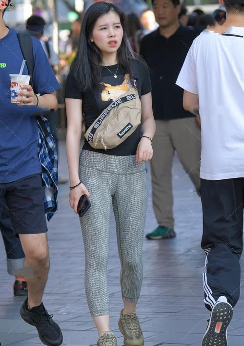  小姐姐|微风拂过显得格外的柔美，将小姐姐的大长腿呈现