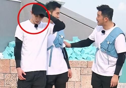 跑男关滤镜，baby脖子和脸俩色，张含韵假睫毛掉了，蔡徐坤更意外