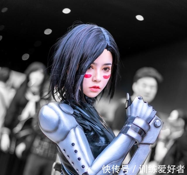 鼓包|胶衣coser竟也可以不是小姐姐尴尬的鼓包也是假的槽点太多了！