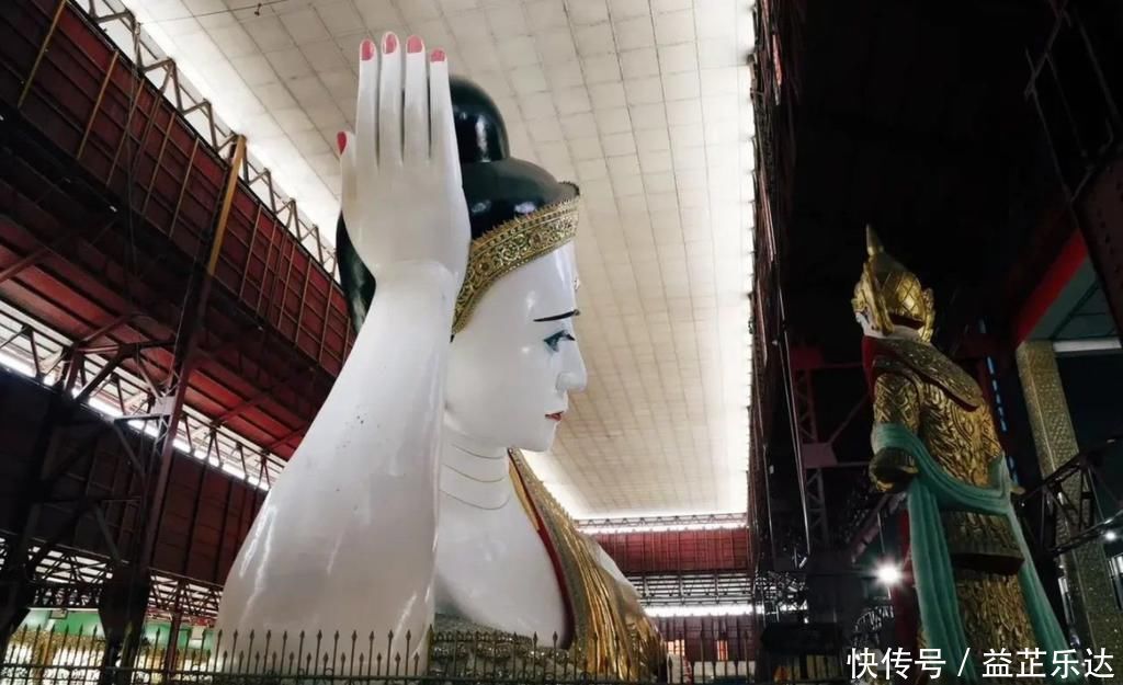 图案|东南亚最大室内卧佛，仅脚就有2人高，刻满了108种佛像图案