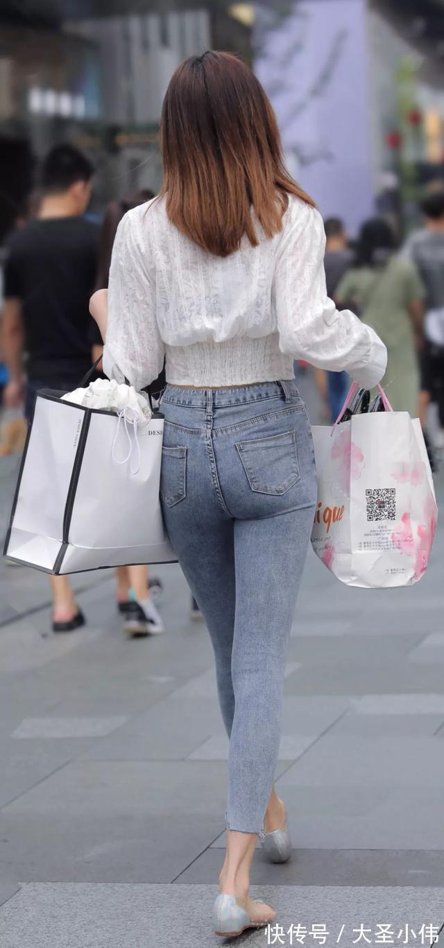 街拍 美女街拍:紧身牛仔裤配美腿,必定是吸睛十足
