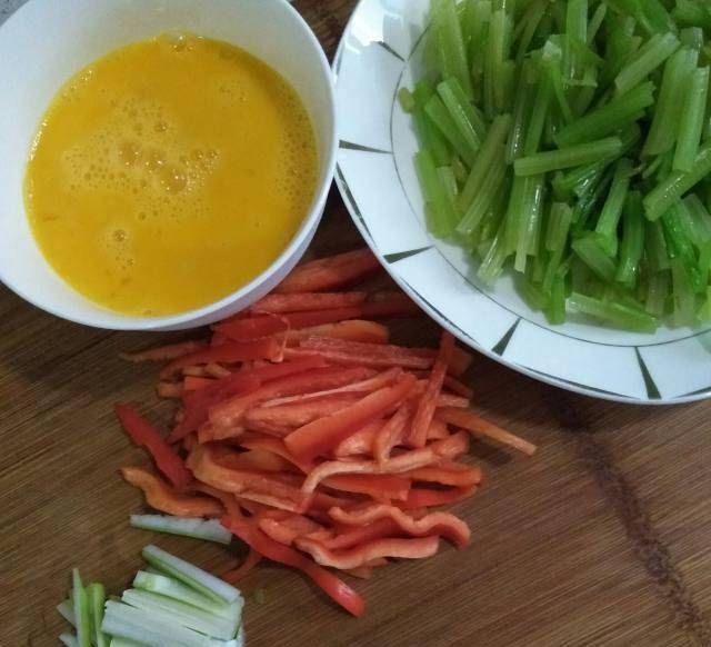 香芹炒鸡蛋,入口充满了香味,很嫩,大人小孩都喜欢