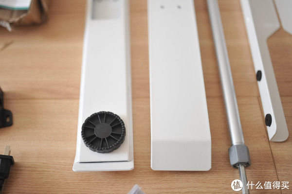 螺丝|家居改造：用电动升降桌打造我的居家办公小角落