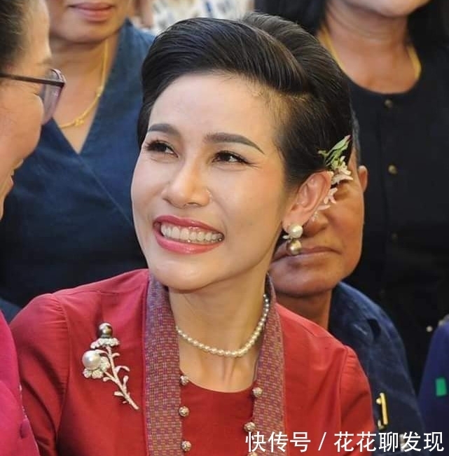 诗丽吉王后&诗尼娜贵妃气场强大,一身红衣,越来越像诗丽吉王后