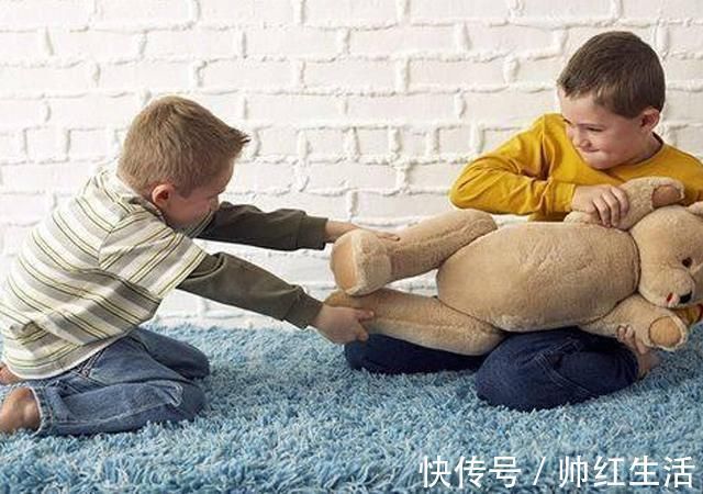 蛋糕|孩子的东西被抢,是该让娃“谦让”还是抢回来?家长别做糊涂事