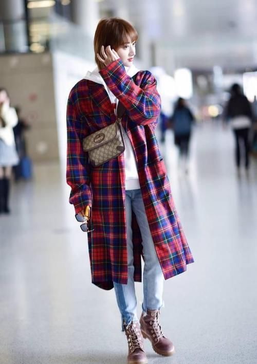 洋气|剪短发美出新高度，格纹风衣搭白卫衣，一头栗色短发太洋气