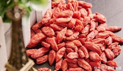 保温杯里泡枸杞,也会泡出害处四种情况下,建议你别喝枸杞