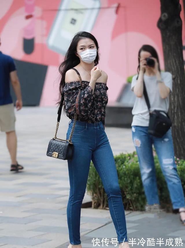 美女 别疏忽了“塞裤腰”,虽然很土但有效,这样穿显瘦又高级优雅!