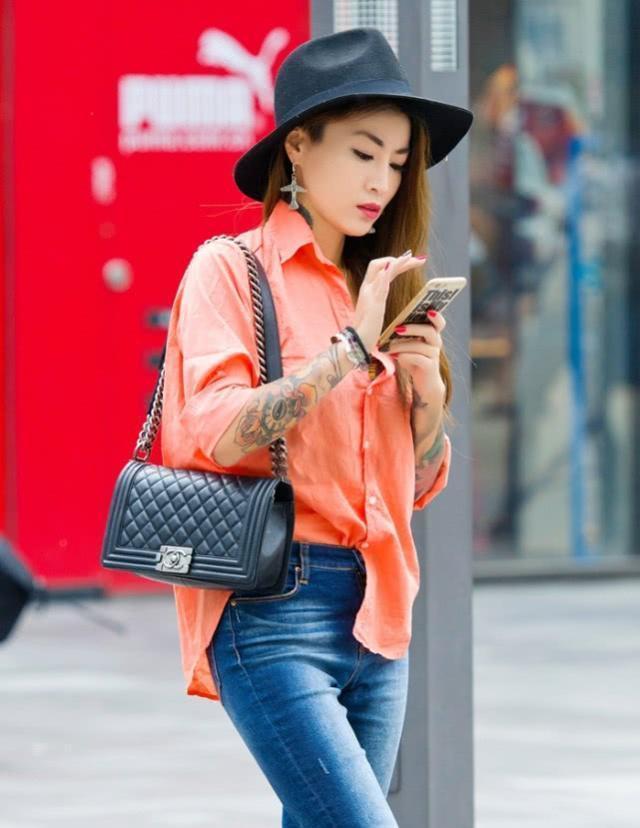 街拍:绿色连衣裙穿出了美女的好身材,秀美长发,很吸睛