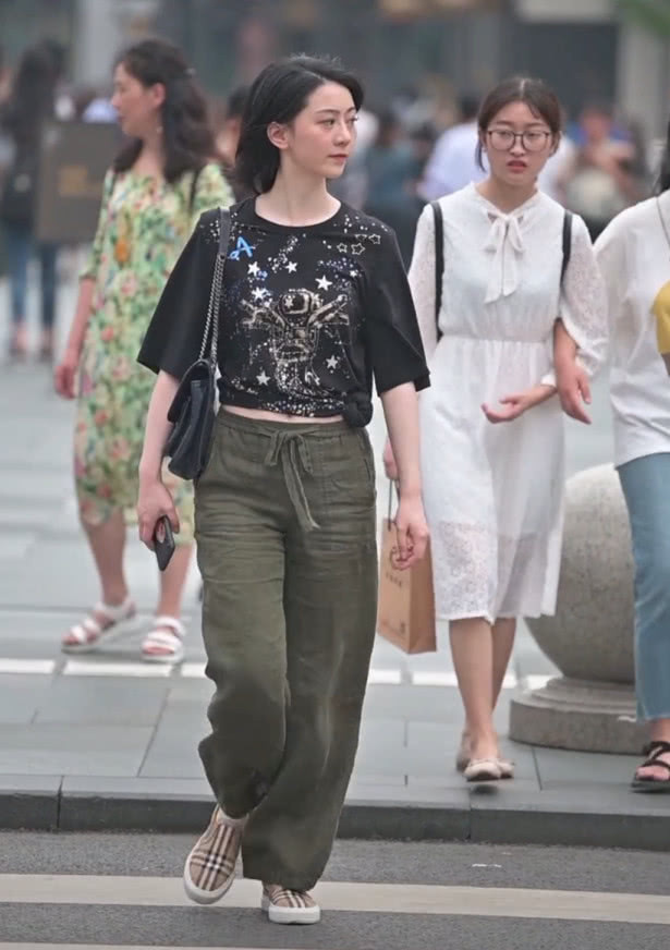 老爷爷 匡威都做不到!但“老爷爷布鞋”却拯救她一身老土装扮,超酷!