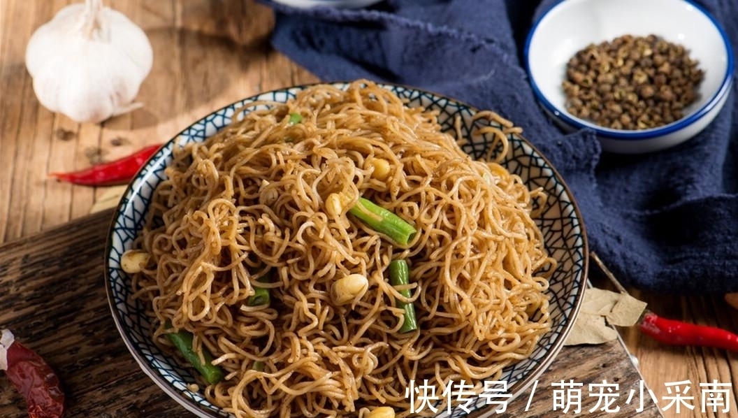 岳云鹏晒午餐,大热天饺子还是主角,一桌高碳水难怪长得壮实