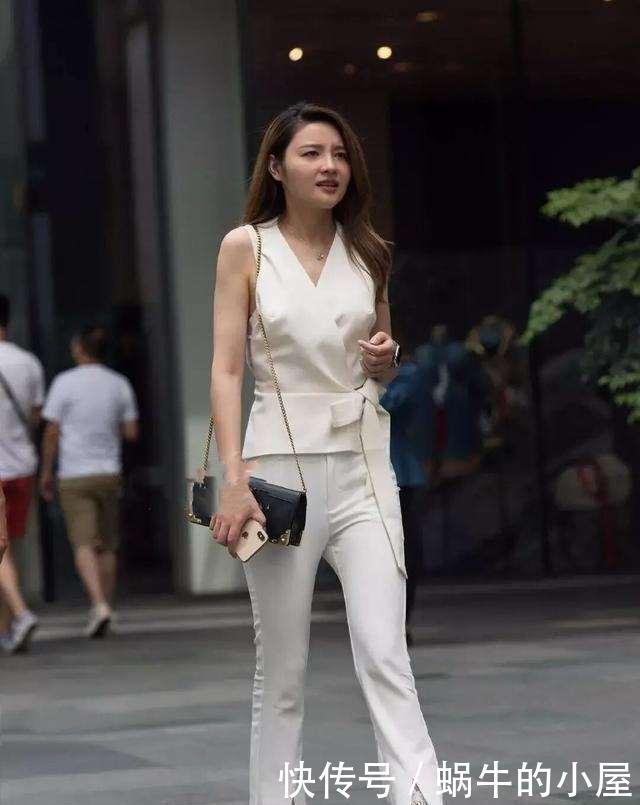 白色衬衫 白色露腰上衣搭配白色露腰打底裤,不同风格的搭配,显身材性感